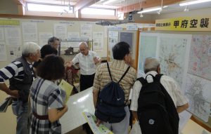 甲府空襲に関する展示。1945年7月６日深夜から７日未明の空襲で1127人が犠牲になった