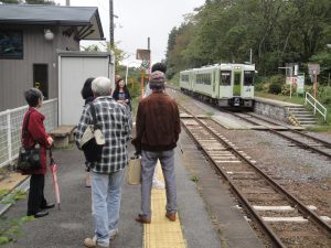 甲斐小泉駅で帰りの列車を待つ一行。県内ではたいがい車で移動しているので、列車でのミニ旅はまた新鮮でした